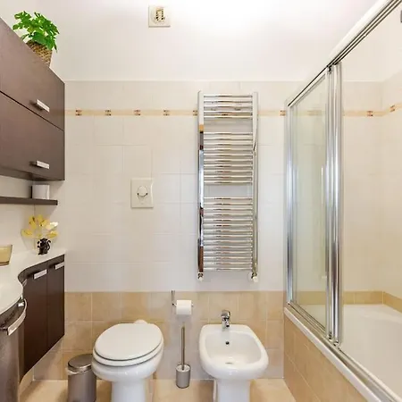 Oasi Di Relax Con Box Privato E Balcone, Vicino M1 Apartamento Milão